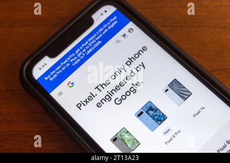 Pagina Web di Google Pixel 8 dal sito Web di Google Store visibile in uno smartphone. I Pixel 8 e Pixel 8 Pro sono smartphone Android sviluppati da Google Foto Stock