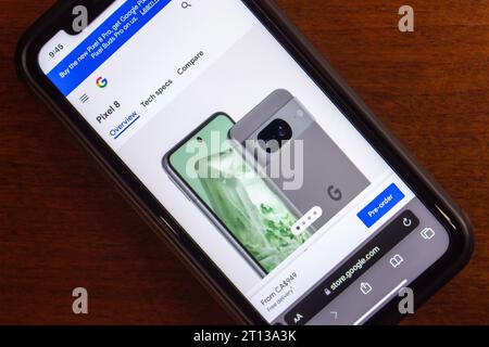 Pagina Web di Google Pixel 8 dal sito Web di Google Store visibile in uno smartphone. I Pixel 8 e Pixel 8 Pro sono smartphone Android sviluppati da Google Foto Stock