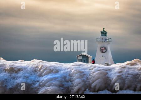 Faro visto su enormi e spesse formazioni di ghiaccio causate dalla tempesta di ghiaccio sul lago Erie, Canada Foto Stock