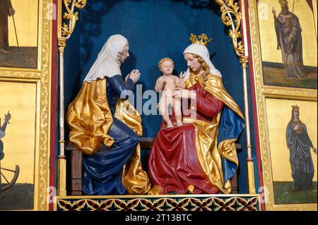 La Vergine Maria e il bambino Gesù con Sant'Anna (la madre della Vergine Maria). Chiesa dello Spirito Santo a Ľubica, Slovacchia. Foto Stock