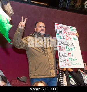 Dearborn, Michigan, USA. 10 ottobre 2023. Gli arabi-americani hanno confezionato un auditorium cittadino per sostenere la Palestina, mentre Israele ha sganciato bombe e si è preparato ad invadere Gaza in rappresaglia per lo sciopero militare di Hamas che ha ucciso centinaia di civili israeliani. Crediti: Jim West/Alamy Live News Foto Stock