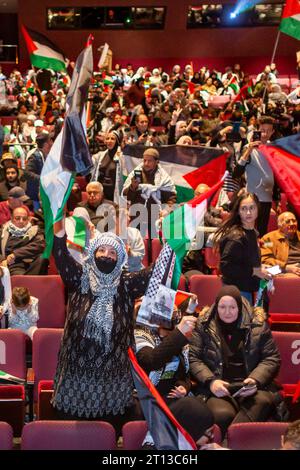 Dearborn, Michigan, USA. 10 ottobre 2023. Gli arabi-americani hanno confezionato un auditorium cittadino per sostenere la Palestina, mentre Israele ha sganciato bombe e si è preparato ad invadere Gaza in rappresaglia per lo sciopero militare di Hamas che ha ucciso centinaia di civili israeliani. Crediti: Jim West/Alamy Live News Foto Stock