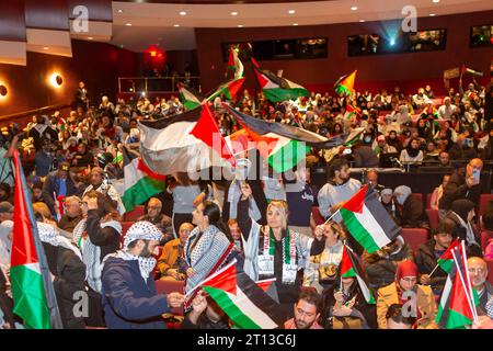 Dearborn, Michigan, USA. 10 ottobre 2023. Gli arabi-americani hanno confezionato un auditorium cittadino per sostenere la Palestina, mentre Israele ha sganciato bombe e si è preparato ad invadere Gaza in rappresaglia per lo sciopero militare di Hamas che ha ucciso centinaia di civili israeliani. Crediti: Jim West/Alamy Live News Foto Stock