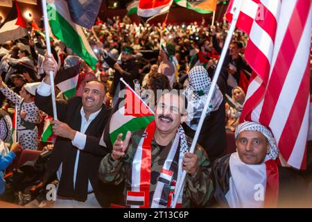 Dearborn, Michigan, USA. 10 ottobre 2023. Gli arabi-americani hanno confezionato un auditorium cittadino per sostenere la Palestina, mentre Israele ha sganciato bombe e si è preparato ad invadere Gaza in rappresaglia per lo sciopero militare di Hamas che ha ucciso centinaia di civili israeliani. Crediti: Jim West/Alamy Live News Foto Stock