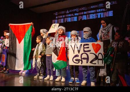 Dearborn, Michigan, USA. 10 ottobre 2023. Gli arabi-americani hanno confezionato un auditorium cittadino per sostenere la Palestina, mentre Israele ha sganciato bombe e si è preparato ad invadere Gaza in rappresaglia per lo sciopero militare di Hamas che ha ucciso centinaia di civili israeliani. Crediti: Jim West/Alamy Live News Foto Stock