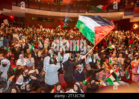 Dearborn, Michigan, USA. 10 ottobre 2023. Gli arabi-americani hanno confezionato un auditorium cittadino per sostenere la Palestina, mentre Israele ha sganciato bombe e si è preparato ad invadere Gaza in rappresaglia per lo sciopero militare di Hamas che ha ucciso centinaia di civili israeliani. Crediti: Jim West/Alamy Live News Foto Stock