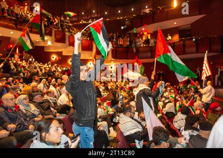 Dearborn, Michigan, USA. 10 ottobre 2023. Gli arabi-americani hanno confezionato un auditorium cittadino per sostenere la Palestina, mentre Israele ha sganciato bombe e si è preparato ad invadere Gaza in rappresaglia per lo sciopero militare di Hamas che ha ucciso centinaia di civili israeliani. Crediti: Jim West/Alamy Live News Foto Stock