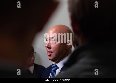 Il rappresentante degli Stati Uniti Brian Mast Repubblicano della Florida cammina per un incontro con altri rappresentanti della Florida riguardo alla Speakership martedì 10 ottobre 2023 nel Rayburn House Office Building. Copyright: XAnnabellexGordonx/xCNPx/MediaPunchx credito: Imago/Alamy Live News Foto Stock