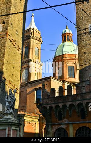 Le due Torri e la Chiesa dei Santi Bartolomeo e Cajetan in una giornata di sole d'inverno. Bologna, Italia, dicembre 2017 Foto Stock