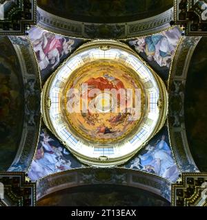 Cupola della Chiesa dei Santi Bartolomeo e Cajetan il giorno di Natale 2017. Bologna, Italia Foto Stock