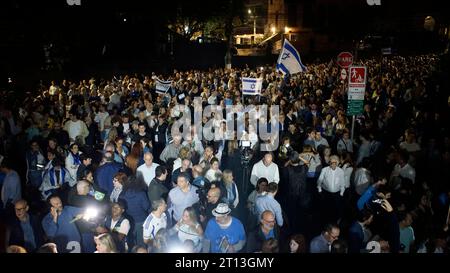 1 gennaio 2014: La gente partecipa a una manifestazione a sostegno di Israele organizzata dalla Federazione israeliana di San Paolo, a San Paolo, in Brasile, il 10 ottobre 2023. Centinaia di militanti di Hamas hanno attaccato Israele sabato, la festa ebraica di Simchat Torah, in un assalto avvenuto 50 anni dopo lo scoppio della guerra arabo-israeliana del 1973. Israele ha dichiarato guerra ad Hamas domenica e da allora ha scatenato migliaia di attacchi aerei sulle posizioni della milizia. (Immagine di credito: © Cris Faga/ZUMA Press Wire) SOLO USO EDITORIALE! Non per USO commerciale! Foto Stock