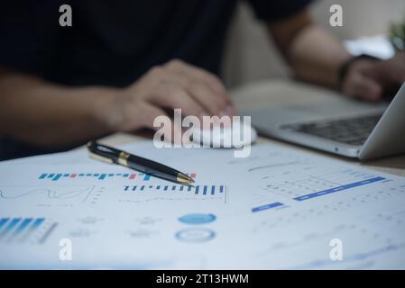 Report di mercato e statistiche analisi dei dati finanziari e delle tendenze per grafici aziendali e grafici di crescita e strategie di investimento Foto Stock