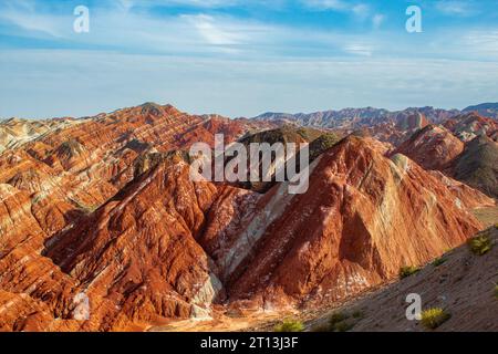 Colourful Hills Scenic Area di Zhangye National Geopark (Zhangye Danxia). La Danxia è un paesaggio famoso a Zhangye, Gansu, Cina. Foto al tramonto Foto Stock