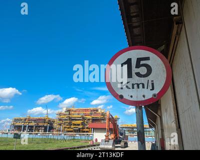 fabbrica su sfondo blu cielo con spazio di copia Foto Stock