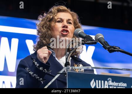 Linda Mirels presidente della UJA Federation parla durante gli stand di New York con Israel Vigil e Rally al Dag Hammarskjold Plaza di New York il 10 ottobre 2023 Foto Stock