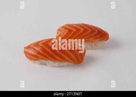 Sushi su sfondo bianco Foto Stock