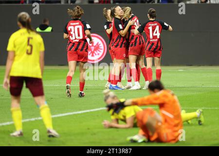 10 ottobre 2023, Assia, Francoforte/M.: Calcio, donne: Champions League, Eintracht Frankfurt - Spart., turno intermedio, secondo turno, prima tappa, Deutsche Bank Park. Applausi delle donne di Francoforte dopo Laura Freigang (Eintracht Frankfurt, 10) segnò il gol per 4:0. Foto: Jürgen Kessler/dpa Foto Stock