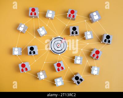 Collegamento del collegamento con il tabellone e la freccia rossa con l'icona umana per il gruppo target focalizzato sul cliente e il concetto di gestione delle relazioni con il cliente. Cliente target, Foto Stock