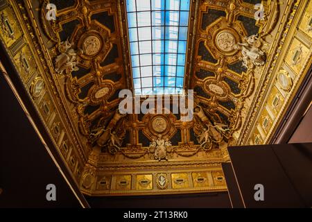 Arte sul soffitto del museo del Louvre. Immagine di opere d'arte e dipinti sul soffitto al Museo del Louvre, Parigi, Francia. Interni del Louvre. Foto Stock
