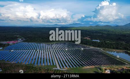 Vista aerea con drone dei generatori di energia del sistema di pannelli solari dal sole. Vista dall'alto sui pannelli fotovoltaici a energia solare. Fonti di energia alternativa. Il Conce Foto Stock