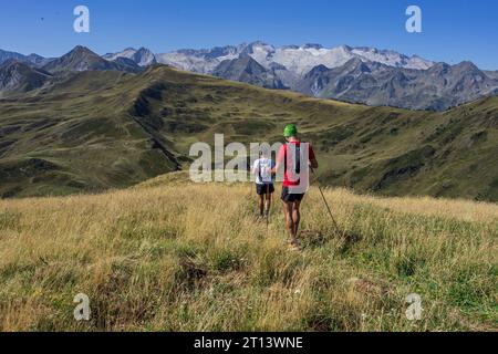 Escursionisti di fronte al massiccio di Maladeta, Montcorbison, Valle dell'Aran, provincia di Lérida, Spagna Foto Stock