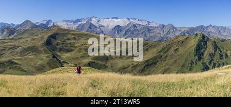 Escursionisti di fronte al massiccio di Maladeta, Montcorbison, Valle dell'Aran, provincia di Lérida, Spagna Foto Stock