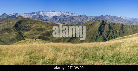 Escursionisti di fronte al massiccio di Maladeta, Montcorbison, Valle dell'Aran, provincia di Lérida, Spagna Foto Stock