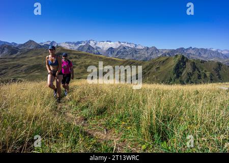 Escursionisti di fronte al massiccio di Maladeta, Montcorbison, Valle dell'Aran, provincia di Lérida, Spagna Foto Stock