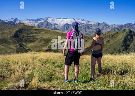 Escursionisti di fronte al massiccio di Maladeta, Montcorbison, Valle dell'Aran, provincia di Lérida, Spagna Foto Stock