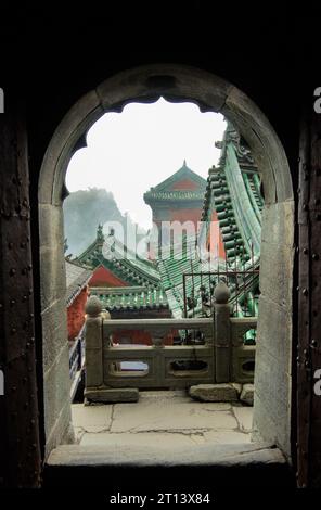 I tetti dei monasteri di Wudang. Vista dall'arco. Cina Foto Stock