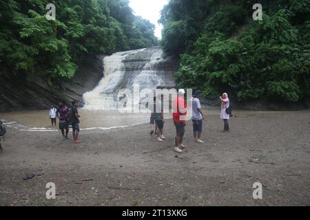 Chittagong Bangladesh 18 settembre 2023, i turisti vengono a godersi Chittagong Sitakunda grande fontana di loto. . Queste foto sono state scattate a Chittagong Sitakunda Foto Stock