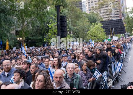 New York, Stati Uniti. 10 ottobre 2023. Migliaia di persone partecipano a una veglia e a una manifestazione "New York Stands with Israel" il 10 ottobre 2023 a New York City. In tutto il paese e nel mondo, i sostenitori di Israele partecipano a raduni per dimostrare sostegno a Israele a seguito degli attacchi degli ultimi fine settimana da parte di militanti palestinesi che hanno lasciato centinaia di civili morti e oltre un centinaio di ostaggi portati a Gaza. (Foto di Ron Adar/SOPA Images/Sipa USA) credito: SIPA USA/Alamy Live News Foto Stock