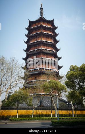 Pagoda del tempio nord contro il cielo blu a Suzhou in Cina. Foto Stock