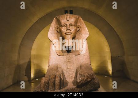 La grande Sfinge di Tanis scultura di granito al Museo del Louvre di Parigi, in Francia. Antichità egizie del Louvre. Louvre egiziano. Foto Stock