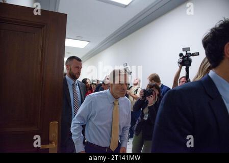 Washington, Stati Uniti. 10 ottobre 2023. Il rappresentante degli Stati Uniti Jim Jordan (repubblicano dell'Ohio) esce da un incontro sulla Speakership martedì 10 ottobre 2023 nel Rayburn House Office Building a Washington, DC, USA. Jordan entrò in gara per la Speakership contro il leader della maggioranza della camera degli Stati Uniti Steve Scalise (repubblicano della Louisiana) tra gli altri che si sono ritirati. Foto di Annabelle Gordon/CNP/ABACAPRESS.COM Credit: Abaca Press/Alamy Live News Foto Stock