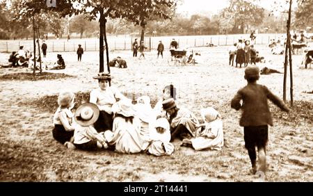 Una Slum Nurse, St. James's Park, Londra, periodo vittoriano Foto Stock