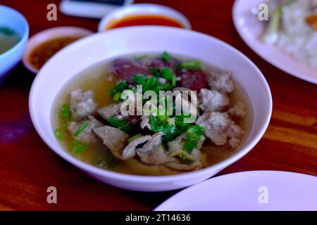 Zuppa di sangue di maiale, maiale e maiale tritato in stile tailandese (famosa colazione tailandese-cinese chiamata Tom Lued Moo in vista dall'alto) Foto Stock