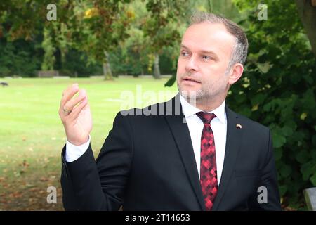 Porträt am Sonnabend 23.09.2023 a Neubrandenburg Landkreis Mecklenburgische Seenplatte während einer Gedenkveranstaltung anlässlich des 75. Jahrestages der Schließung des Lagers Fünfeichen von dem Oberbürgermeister der Stadt Silvio Witt. In Fünfeichen befand sich einst das Speziallager des NKWD. Heute ist ein Teil von Fünfeichen eine Mahn- und Gedenkstätte. Dahingehend Hat man in den letzten Jahren sehr viel unternommen, um das Areal zu erhalten u. weiter aufzuwerten. Nun wurde im Verlauf des Tages mit einer Andacht und anschließender Kranzniederlegung dem schwarzen Kapitel deutscher Geschi Foto Stock