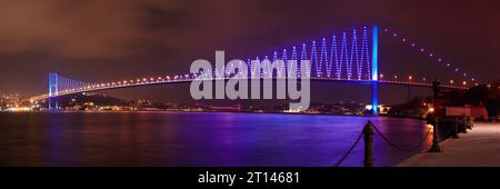 Ponte sul Bosforo di notte a Istanbul, Turchia Foto Stock