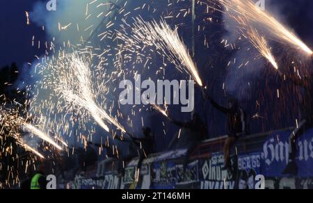 Firo: 09/22/2023 calcio: Calcio: 2.Bundesliga VFL Osnabruck - HSV Hamburg HSV Hamburg Hamburg Hamburg Hamburg Ultras Fireworks Rauch HSV Hamburg Hamburg Hamburg Pyrotechnics Foto Stock