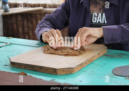 Produzione di sigari a Vinales: Tra i pittoreschi campi di tabacco di Vinales, Cuba, emerge una vera arte: Sigari laminati a mano che celebrano il patrimonio di Cuba. Foto Stock