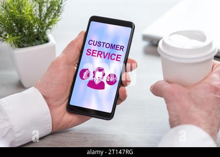 Lo schermo dello smartphone visualizza un concetto di servizio clienti Foto Stock