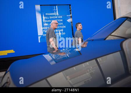 Gli acquirenti camminano davanti a una finestra di Sefridges, il 10 ottobre 2023, a Londra, in Inghilterra. Foto Stock