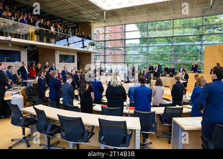 Kiel, Germania. 11 ottobre 2023. I membri del parlamento statale dello Schleswig-Holstein si alzano per un minuto di silenzio nella sala plenaria. L'occasione era un'ora di attualità dal titolo "solidarietà con Israele. Crediti: Frank Molter/dpa/Alamy Live News Foto Stock