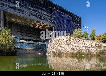 Montpellier, Francia - 09 30 2023 : Vista panoramica del municipio o dell'esterno del Hôtel de ville - architettura contemporanea di Jean Nouvel Foto Stock