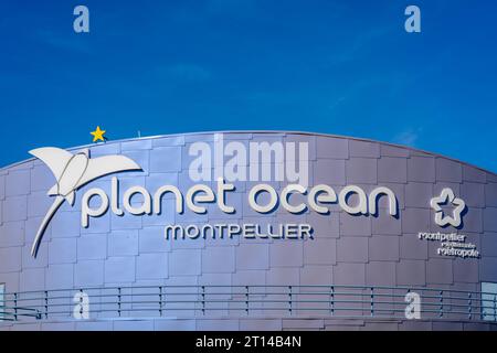 Montpellier, Francia - 10 01 2023 : Vista della facciata esterna con il cartello e il logo dell'acquario Planet Ocean e del museo nel complesso ricreativo Odysseum Foto Stock