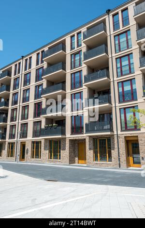 Moderno edificio di appartamenti marrone visto a Potsdam, Germania Foto Stock