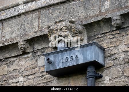 Un gargoyle su St. Peter's Church, Stanion, Northamptonshire, Inghilterra, Regno Unito Foto Stock