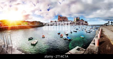 Splendida vista panoramica sulla città portuale di Castro Urdiales. Villaggio di pescatori e molo della Cantabria. Turismo nelle città costiere, nel nord della Spagna. Foto Stock