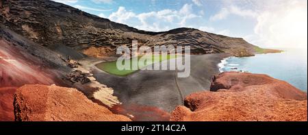 Paesaggio costiero con il Lago Verde e le sabbie nere a El Golfo Beach, Lanzarote, Isole Canarie, Spagna. Viaggi e turismo in Europa. Foto Stock